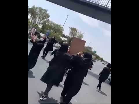 راهپیمایی و شعار دادن جمعی از مادران قیام آبان ۹۸ در تهران