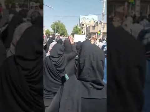 االاحتجاجات وتجمع أهالي مدينة شهركرد احتجاجا على شح المياه أمام مبنى المحافظة