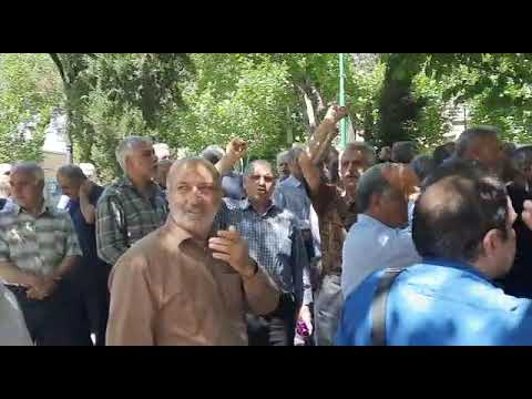 تجمع احتجاجي لمتقاعدي اتصالات في اصفهان اعتراضا علي وضعهم المعيشي