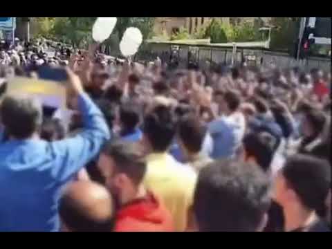 شهرکرد بدء االاحتجاجات وتجمع أهالي مدينة شهركرد احتجاجا على شح المياه أمام مبنى