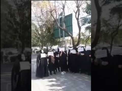 الأحد، 26 أكتوبر 2025 - احتجاج أهالي السجناء المحكوم عليهم بالإعدام في طهران