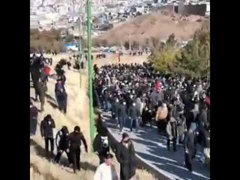 مهاباد مراسم خاکسپاری شهید قیام آزاد حسین‌پور با حضور گسترده مردم شهر ۲۷آبان