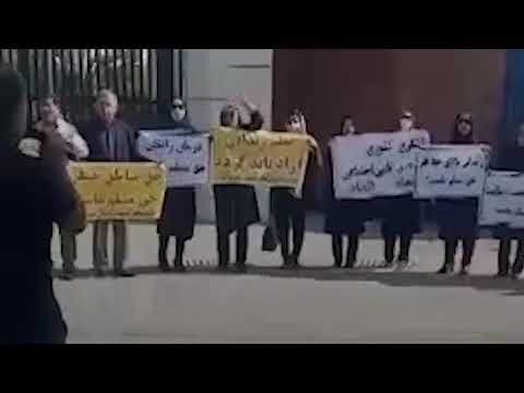 وقفة احتجاجية للمتقاعدين المدنيين في #الأهواز بمحافظة #خوزستان غربي #إيران وهم يهتفون يجب إطلاق سراح