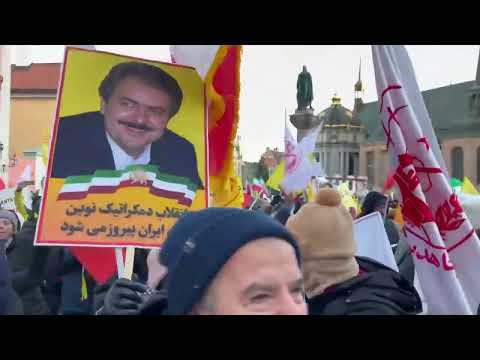 السويد، ستوكهولم: الإيرانيون يتظاهرون في ستوكهولم لحظة إعلان حكم محكمة الاستئناف على حميد نوري