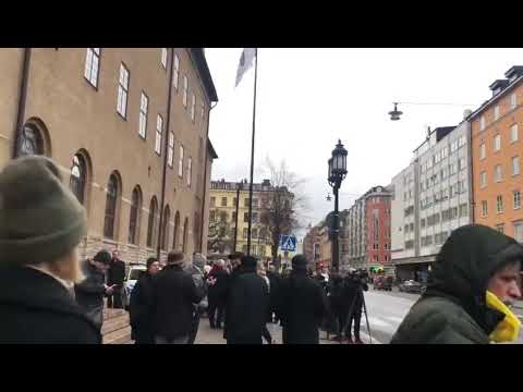 تظاهرات ایرانیان آزاده و هواداران سازمان مجاهدین در سوئد با شعار قسم به خون یاران، ایستاده‌ائیم...