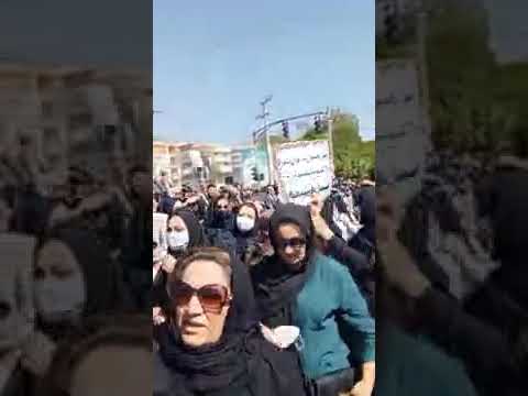 االاحتجاجات وتجمع أهالي مدينة شهركرد احتجاجا على شح المياه أمام مبنى المحافظة