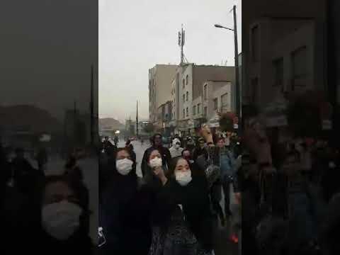 تهران خیابان پیروزی تظاهرات مردم و جوانان به رانندگان فراخوان میدهند که خودرو خود را خاموش کنند
