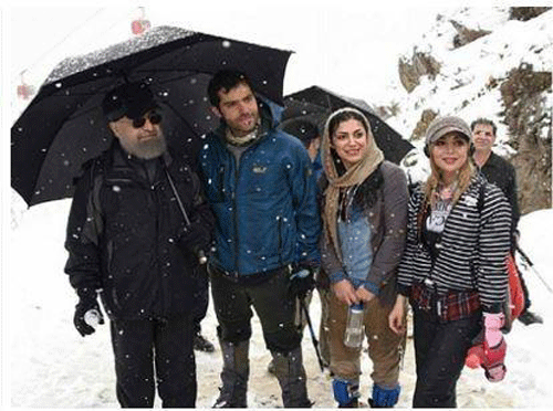 الملا حسن روحاني و عدد من الشباب 