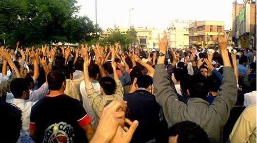 مواطنون لمن نهبت أموالهم يرددون شعار الموت للسلطات الإيرانية الحكومية 