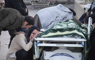 زلزال في ايران.. مواطنون ينتشلون الجثث بالأيدي