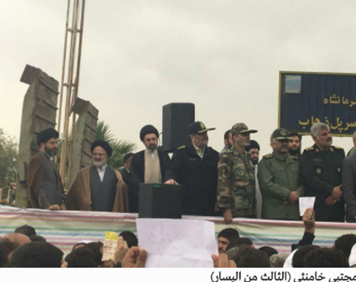 مجتبى خامنئي (الثالث من اليسار)