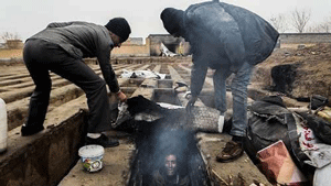 إيران.. بين سكان المقابر وضريح خميني