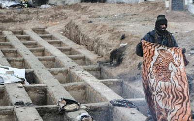 إيران.. بين سكان المقابر وضريح خميني
