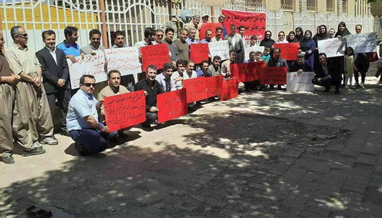 تجمع احتجاجي لمعلمين في مريوان