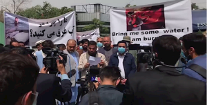مظاهرات مواطنين أفغان في كابول بشعار الموت لخامنئي وحرق صور خميني وخامنئي