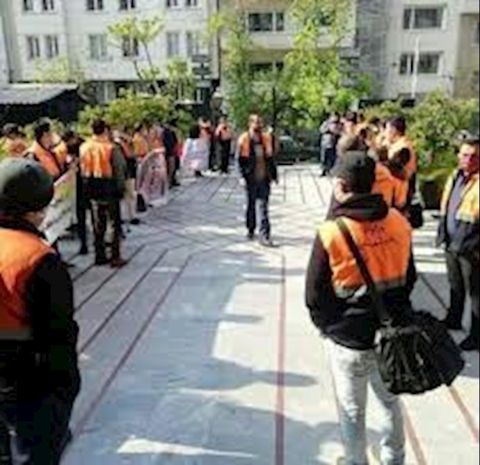 احتجاج لعمال مفصولين من طريق قزوين السريع