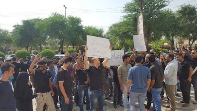 تجمع لمجموعة من الشباب الباحثين عن العمل في مدينة جمران بخوزستان