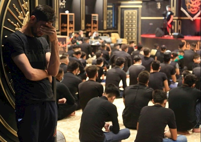 عراقيون يشاركون في مراسم عزاء في شهر محرم في كربلاء في 23 آب/أغسطس 2020