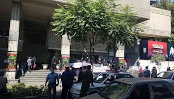تجمع احتجاجي لمتقاعدين لوزارة النفط أمام مبنى الوزارة في طهران