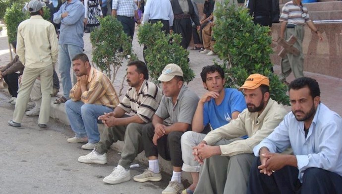 تجمع احتجاجي لعمال عاطلين عن العمل لعدم دفع رواتبهم