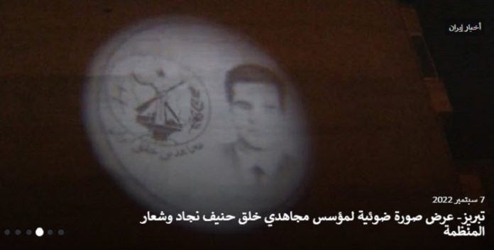 وحدات المقاومة الایرانیة تعرض صورة ضوئية لمؤسس مجاهدي خلق حنيف نجاد وشعار المنظمة في مدینة تبریز