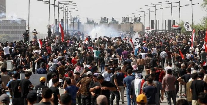 العراق .. في ذكرى ثورة تشرين أهالي العراق یضرمون النار في مقرات عناصر نظام الملالي