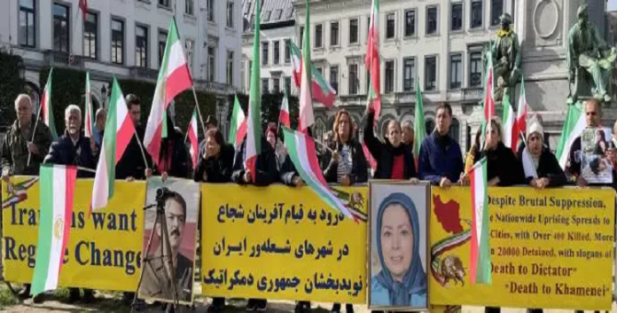 لدعم الانتفاضة الوطنية للشعب الإيراني أنصار مجاهدي خلق یتظاهرون أمام البرلمان الاوروبي في بروکسل