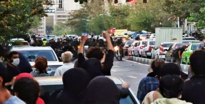 نظام ولایة الفقیه الفاشي وانتهاءعصر التضليل بارتداء رداء الإسلام والمتاجرة بالإمام الحسين