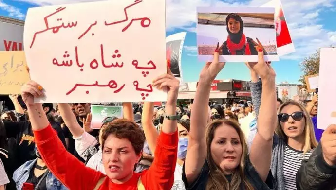 وقفة احتجاجیة لانصار مجاهدي خلق في برلين – ستوكهولم و هولندا تضامناً مع انتفاضة الشعب الإيراني