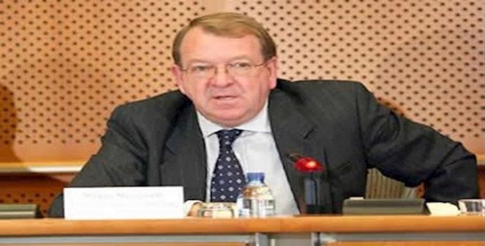 في مقالاَ السید ستراون ستيفنسون: على الغرب الآن التركيز على تغيير النظام في إيران الکاتب – موقع المجلس: نشرت صحيفة سكوتيش هيرالد مقالاً بقلم ستيفنسون يوم الأربعاء 9 تشرين الثاني بعنوان “علي الغرب الآن التركيز على تغيير النظام في إيران”. محتوى هذا المقال كالتالي: يتم الاعتداء على الشباب والشابات العزل وضربهم بقضبان حديدية وإطلاق النار والغازات المسيلة للدموع عليهم وقتلهم بالرصاص. والغرب بدلاً من دعم الشعب الإيراني المظلوم ودعم حركة المعارضة الرئيسية للديمقراطية، مجاهدي خلق، حاول خلق رواية ضعيفة للمتطرفين مقابل الإصلاحيين داخل النظام، وكأن بطريقة ما يمكن استعادة السلام والعدالة والحرية والديمقراطية عن طريق استبدال مجموعة من الظالمين الذين يرتدون العمامة بمجموعة أخرى. وكانت مزحة خطيرة. ويتابع ستيفنسون: حتى الآن ، يجادل الملالي بأن الانتفاضة عفوية وبلا قيادة ، وبالتالي يفتقر إلى التماسك ومحكوم عليه بالفشل. هذه الصورة مضللة عمدًا. تم إنشاء وحدات مقاومة مجاهدي خلق في المدن والأقضية في جميع أنحاء إيران لسنوات عديدة. في السنوات الخمس الماضية، استفدت بشكل كبير من دعم وتنسيق القائدة البارزة السيدة مريم رجوي. دور وحدات المقاومة حيوي في إطلاق وإدارة الاحتجاجات الحالية وكذلك قيادة الانتفاضة مع التركيز على المطلب الأساسي لمطلب الشعب الإيراني لتغيير النظام. استراون ستيفنسون: معاقل الانتفاضة في إيران، عامل التغيير في النظام قال ستراون ستيفنسون منسق الحملة من أجل التغيير في إيران يوم الخميس، 18 أبريل ، في مقابلة مع شبكة «فريدوم ويس»التلفزيونية على الانترنت حول معاقل الانتفاضة: «إن تغيير النظام في إيران هو ما نسعى إليه بنشاط وأن المجلس الوطني للمقاومة هو المنظمة الوحيدة القادرة على تحقيق ذلك بشكل فاعل. لديهم العديد من جماعات المعارضة التي تعمل سرًا في إيران. إذا تم القبض عليهم، فسوف يواجهون بالتأكيد التعذيب والإعدام. إذن لديكم جيش ضخم من الناشطين في إيران يعملون تحت الأرض. هذه برأيي هي نقطة التغيير. هذه هي النقطة التي تنهار فيها الديكتاتورية. ورداً على سؤال فيما يخص دعوة النظام الإيراني، العراقيين لمساعدة المنكوبين بالسيول، قال ستيفنسون: «لكن هؤلاء الأشخاص يصلون فعليًا إلى إيران ليس لديهم مجرفة، بل لديهم أسلحة. وهم تقريبا مثل الجناة الأجانب، حيث يشعر الناس العاديون في القرى والمدن التي تضررت بشدة جراء الفيضانات، بالاشمئزاز الشديد تجاههم. هؤلاء الناس يأتون بأسلحة لتعزيز نظام الملالي ولقمع الناس ولمنع المظاهرة من قبلهم. يعرف النظام أنه يواجه الآن ثورة محتملة من شأنها الإطاحة بديكتاتوريته الوحشية. لذلك يجلب المرتزقة الأجانب لقمع شعبه. وهذا في الواقع ليس أمرًا يطول. أعتقد أنه سيؤدي إلى ثورة وهي نهاية أحد الأنظمة الشيطانية الحقيقية في العالم.