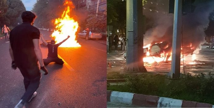 مقال للوموند الفرنسية: النظام الإيراني عالق في مأزق كلاسيكي للديكتاتوريين الکاتب – موقع المجلس: كتبت صحيفة لوموند الفرنسية في مقال تحليلي حول انتفاضة الشعب الإيراني : “النظام عالق في نفس المأزق الكلاسيكي للديكتاتوريين: تقديم التنازلات، مهما كانت موجزة، سيفتح المجال لمطالب أخرى ؛ وعدم تقديم أي تنازلات يعني ضمان استمرار المظاهرات الاحتجاجية. وأضافت الصحيفة: “الجمهورية الإسلامية انتابها الخوف. إن شدة العنف الذي يمارسه النظام ضد شباب البلاد والعناصر الأكثر إبداعًا في المجتمع المدني لها سبب واحد فقط: لقد أدرك النظام الديني هشاشته المحتملة ويواجه صعوبة كبيرة في قمع انتفاضة جيل 2000 … يستخدم النظام الديني كل تخصصه الذي حصل عليه خلال سنوزات عدة في قمع المواطنين: من السجن والاختطاف إلى “الاختفاء” والتعذيب والاغتصاب والضرب. لو فيغارو: غروب النظام الإيراني كتبت صحيفة “لو فيغارو” الفرنسية في مقال بعنوان “غروب النظام الإيراني” أن “الفشل الأيديولوجي (للنظام) واضح بشكل واضح. معظم المتظاهرين ولدوا بعد ثورة 1979. إنهم يرفضون النظام الذي لم يعد يقدم لهم المستقبل”. فيما يتعلق بالمأزق الاقتصادي لدكتاتورية الملالي، تلاحظ الصحيفة: “لم يشهد الاقتصاد الإيراني مثل هذه الحالة من الفوضى … دخلت البلاد في دوامة تضخمية خطيرة ناجمة عن عجز هيكلي في الميزانية. أفرغت الحكومة صناديق التقاعد واحتياطيات البنوك، ولم تترك شيئًا للاستثمار المنتج لإنعاش الاقتصاد. منذ انسحاب ترامب من الاتفاق النووي، تراجعت قيمة (الريال) 10 مرات مقابل الدولار. بالنسبة للناس، ارتفعت تكلفة المعيشة. المظاهرة الحالية هي أيضا تمرد بسبب الجوع “… (لو فيغارو، 27 ديسمبر) كتبت شبكة فوكس نيوز يوم السبت 31 ديسمبر حول الانتفاضة الوطنية للشعب الإيراني: أظهرت الاحتجاجات ضد الأنظمة القمعية أكبر تراجع منذ عقود حيث يطالب المواطنون بالحرية. وكتبت فوكس نيوز: طالبت الاحتجاجات بإنهاء سياسات كوفيد -19 والحرب في أوكرانيا واضطهاد المرأة أظهرت الاحتجاجات ضد الأنظمة القمعية أكبر تراجع منذ عقود حيث يطالب المواطنون بالحرية. لم يهز أي احتجاج العالم هذا العام أكثر من دعوات التغيير في إيران، والتي استمرت لأكثر من 100 يوم بعد وفاة مهسا أميني البالغة من العمر 22 عامًا. اتهمت شرطة الآداب أميني بالتقاعس عن الالتزام بقوانين الحجاب في البلاد، واحتجزتها ثم نقلتها إلى المستشفى بعد ساعة. ادعت الشرطة أن أميني دخلت في غيبوبة فقط، لكن عائلتها زعمت أنهم رأوا دليلاً واضحًا على تعرضها للضرب. كان موتها بمثابة بداية لما انتهى به الأمر إلى أكبر معارضة لنظام الملالي. وصلت مقاطع الفيديو والصور للاحتجاجات بانتظام إلى الغرب، وتظهر على مواقع التواصل الاجتماعي مثل تويتر.