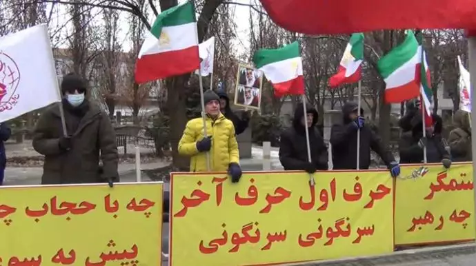 بشعار الموت للظالم سواء كان الشاه أو خامنئي مظاهرات الإيرانيون في تورنتو بکندا