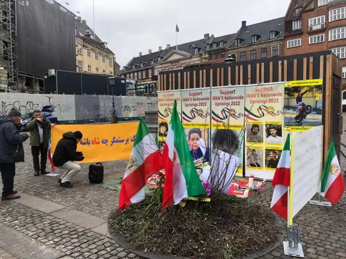 كوبنهاغن، الدنمارك –اقامة معرض صور لانصار مجاهدي خلق تکریماَ لشهداء الانتفاضة الوطنية في إيران