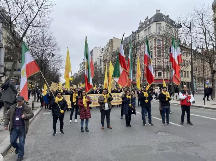 دعما للإنتفاضة والمطالبة بإقامة جمهورية ديمقراطية في إيران، الالاف من الإيرانيين يتظاهرون في باريس