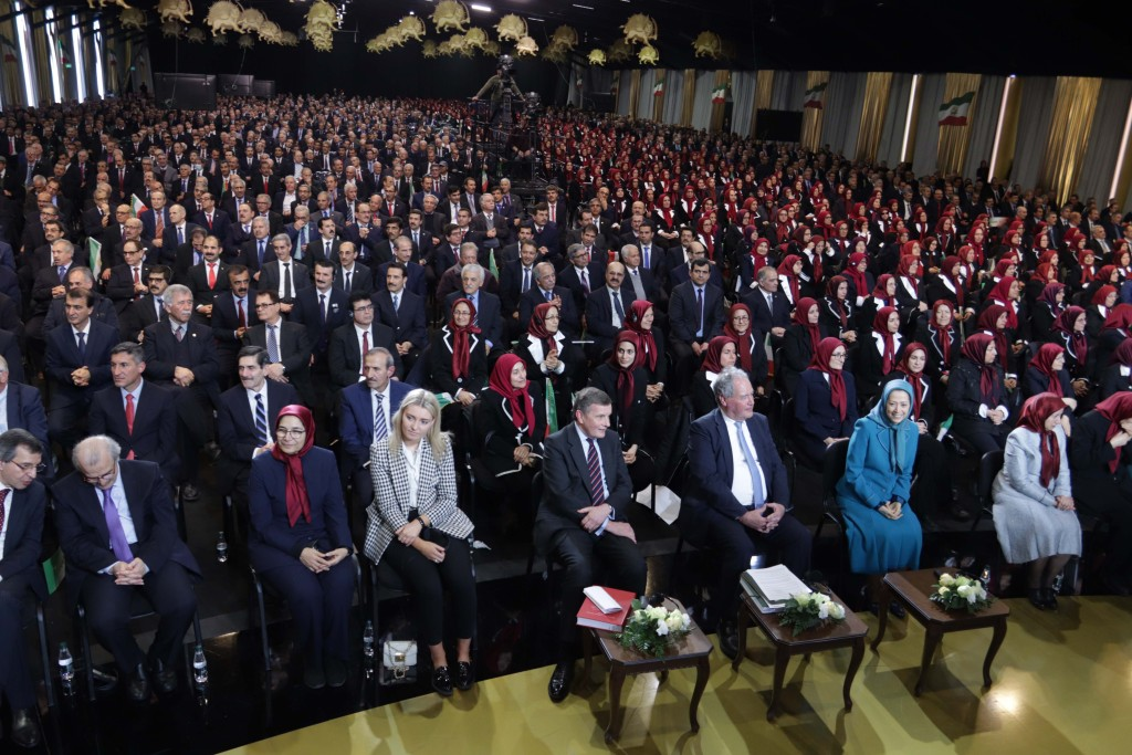 تقدیم البيان الموقع من قبل 250 برلمانياً بريطانياً لـ السیدة مريم رجوي لدعم الانتفاضة الإيرانية