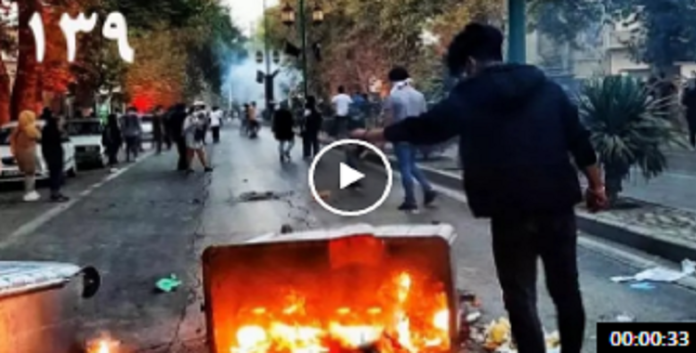 مظاهرة حاشدة في مدينة آبدانان واسقاط تمثال الباسيج