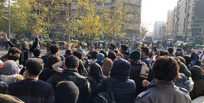 عضو مجلس مدینة طهران: مائة ألف شخص تم اعتقالهم في انتفاضة الشعب الإيراني
