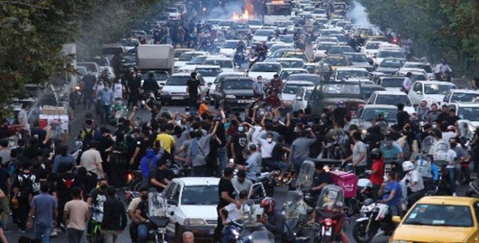 تقریر ليبراسيون الفرنسية: النار تحت الرماد في إيران ستشتعل في الأشهر المقبلة