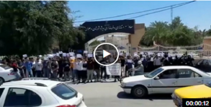 احتجاجاَ على اعتقال 4 من المواطنين، تجمع شعبي في مدینة دهلران