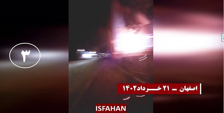وسط ترحيب شعبي.. إضرام النار في صور خميني وخامنئي في طريق سعيدي السريع في طهران