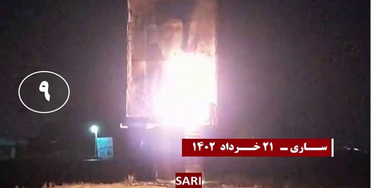 وسط ترحيب شعبي.. إضرام النار في صور خميني وخامنئي في طريق سعيدي السريع في طهران