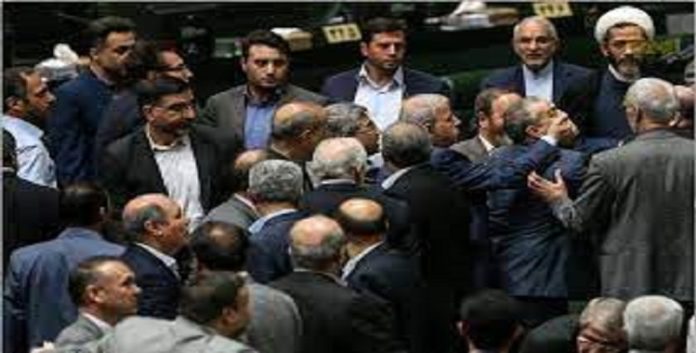 استمرار الانهيارات والشقوق في الحكومة و الصراع على السلطة في إيران