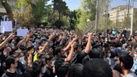 تقریر لوموند الفرنسية: النظام الإيراني في مواجة موجة جديدة من الاحتجاجات الاقتصادية والاجتماعية
