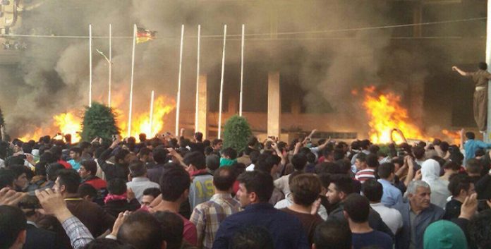 إيران – قبضة نظام الملالي على السلطة تضعف مع مرور كل يوم. و ميزان القوى يتحول من النظام إلى الشعب