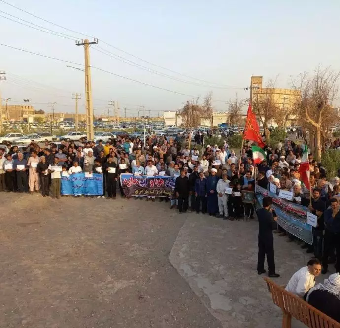 بعد انقطاع المياه لمدة 3 أيام أهالي ديواندره یشتبکون مع قوات خامنئي القمعية