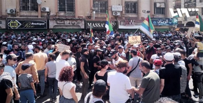 المطالبة باسقاط بشار الأسد و سوريا حرة إيران اطلعي برا: استمرار المظاهرات في سوريا