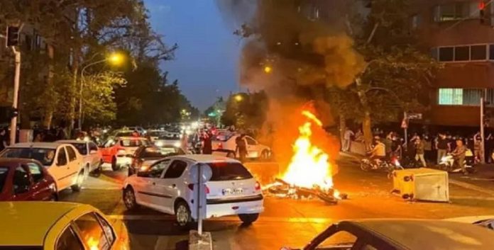 قبيل الذكرى السنوية للانتفاضة الوطنية الایرانیة، مسؤولو نظام الملالي يكشفون عن هشاشة النظام