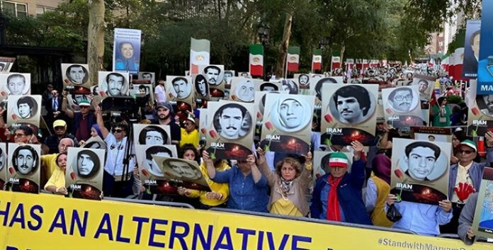 وکالة رويترز للأنباء: مظاهرة أمام الأمم المتحدة بصورة مريم رجوي ودعم خطتها ذات النقاط العشر