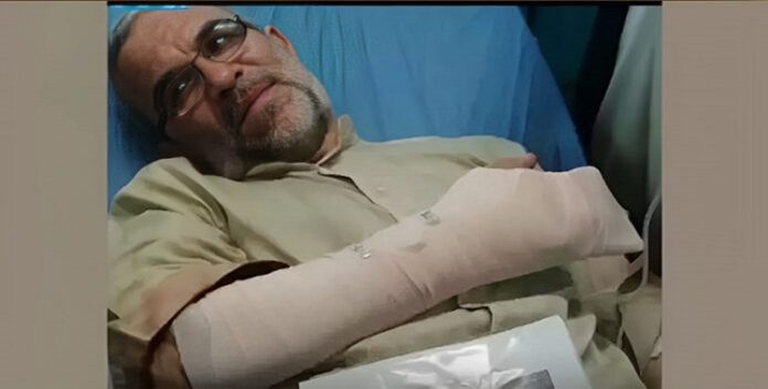 شباب غاضبین یهاجمون أحد الملالي الحكوميين بالسکاکین في مدینة تبريز