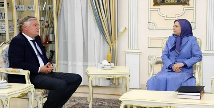 استقبال السيدة مريم رجوي للسيد أنطونيو لوبيز ستوريز عضو البرلمان الأوروبي